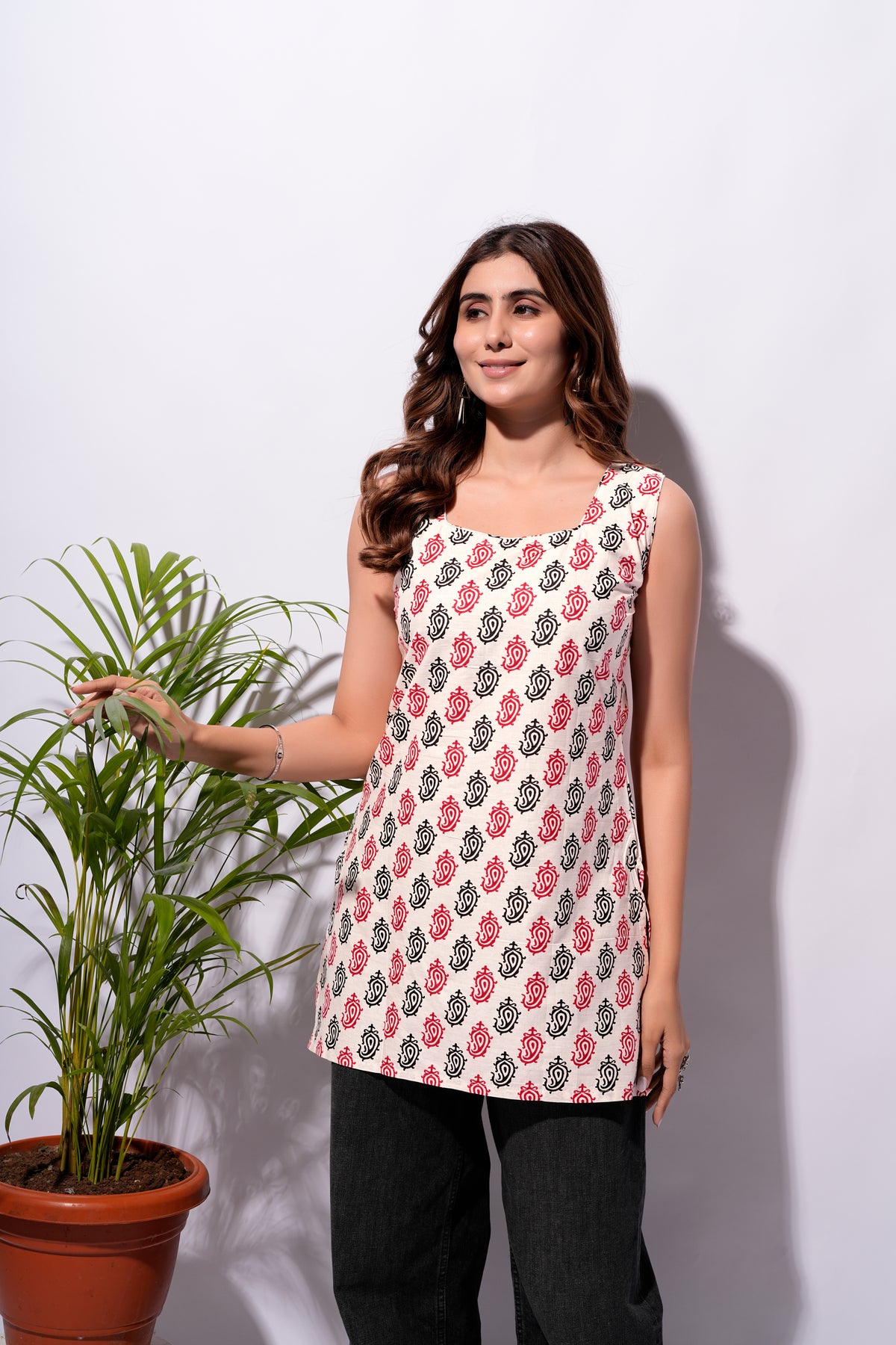 White Printed Sleeveless Short Kurti