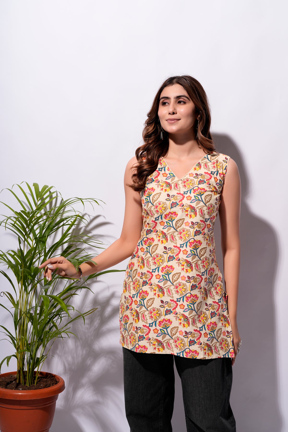 Cream Floral Printed Sleeveless Short Kurti